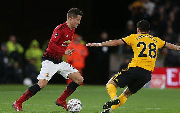 姚明父母坐公交被偶遇！个子太高一眼被认出，满头白发却很有精神.